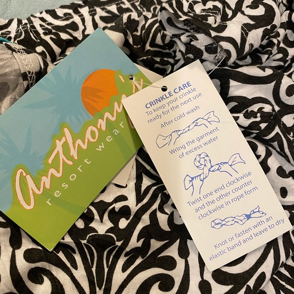 Anthony’s Black/white print Top - Picture 4 of 4